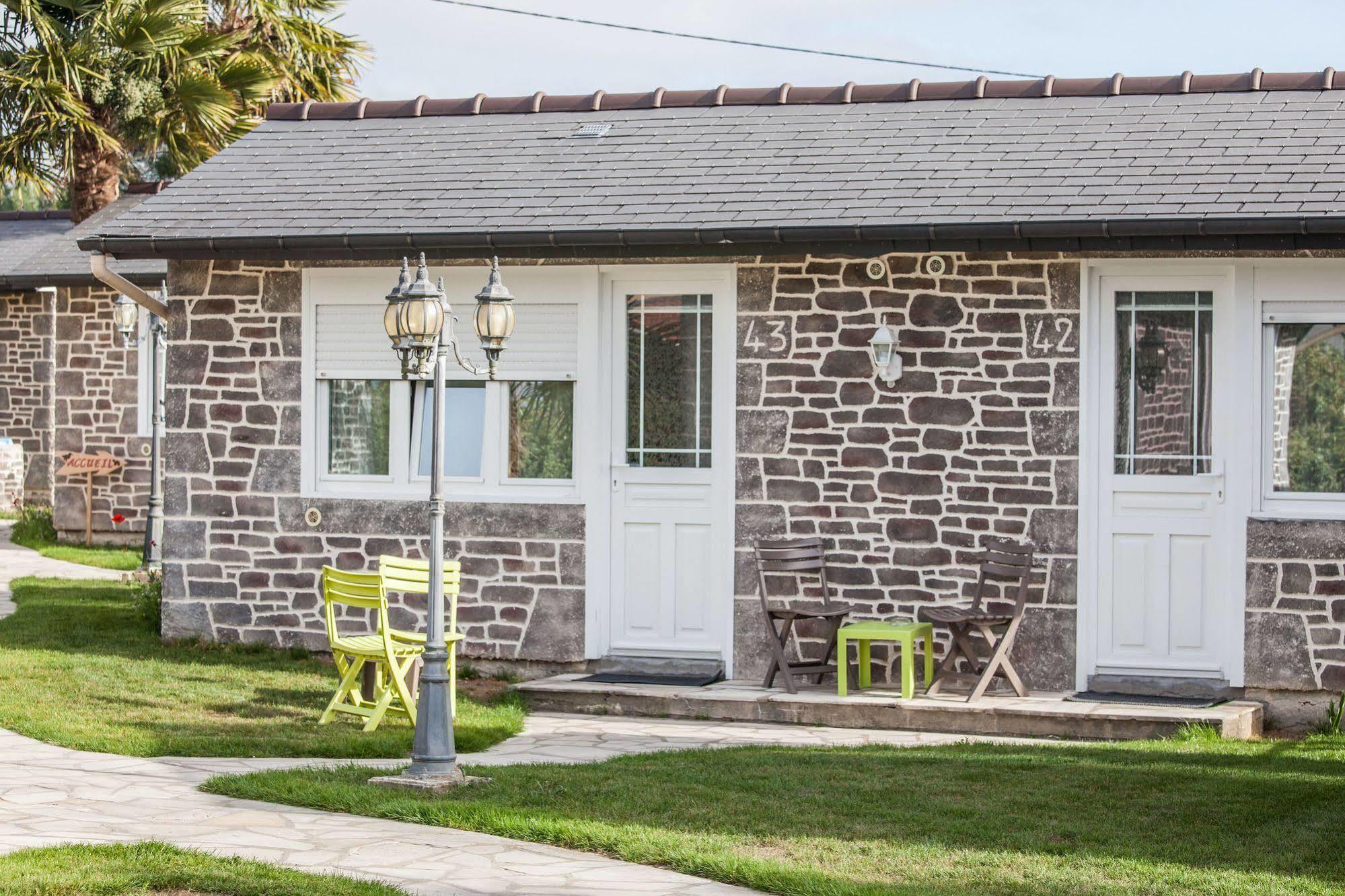 Hotel Restaurant Les 13 Assiettes Le Val-Saint-Père Eksteriør billede