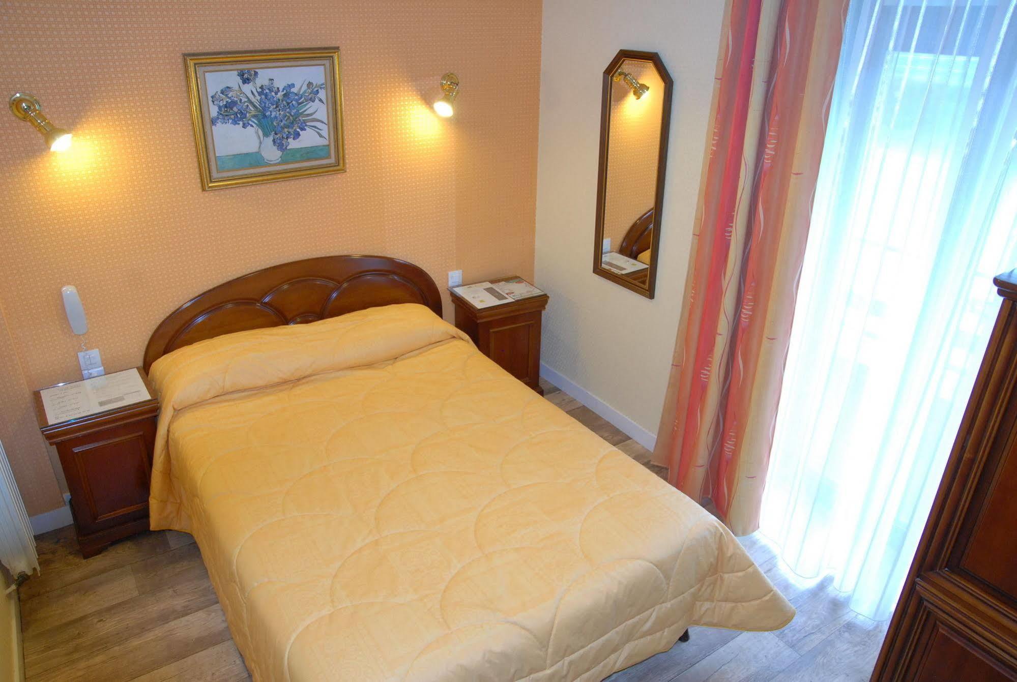 Hotel Restaurant Les 13 Assiettes Le Val-Saint-Père Eksteriør billede