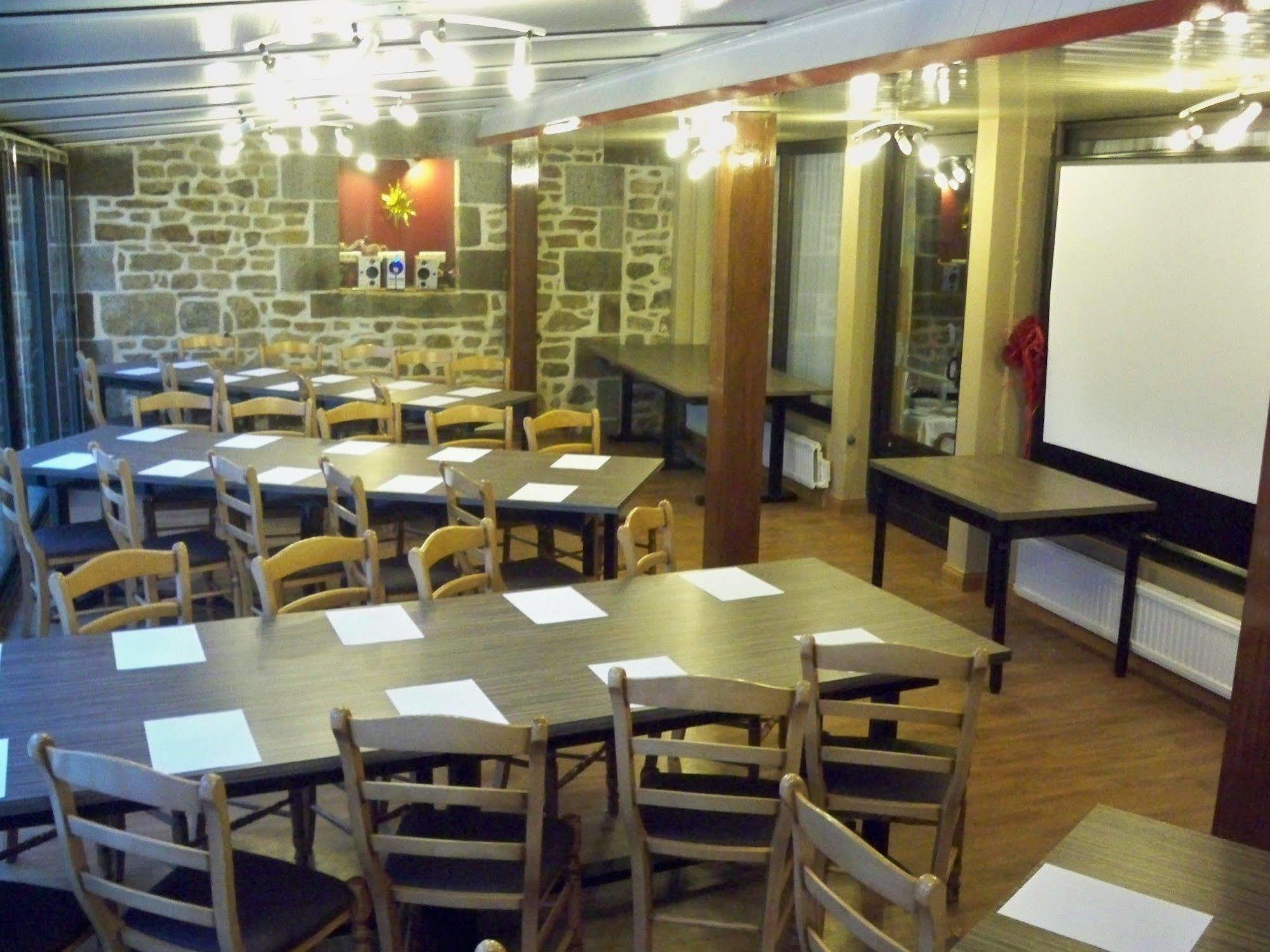 Hotel Restaurant Les 13 Assiettes Le Val-Saint-Père Eksteriør billede