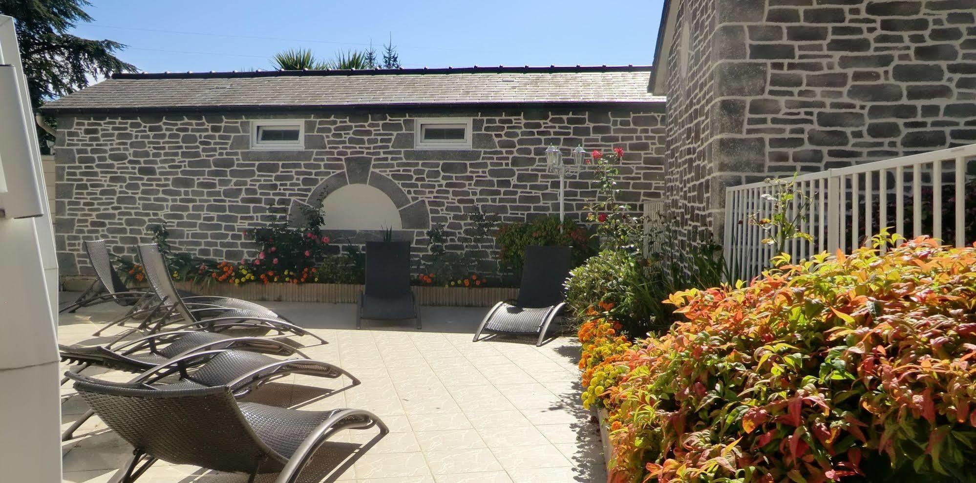 Hotel Restaurant Les 13 Assiettes Le Val-Saint-Père Eksteriør billede